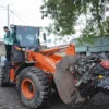 Wakil Bupati Bandung, Ali Syakieb saat pimpin langsung operasi bersih gunungan sampah di Pasar Cileunyi, Kabupaten Bandung menaiki truck backhoe. Foto Istimewa