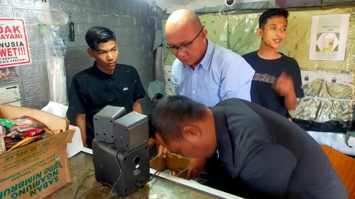 Satres Narkoba Polres Cimahi saat Menggerebek Warung Jual Obat-obatan Terlarang di Lembang
