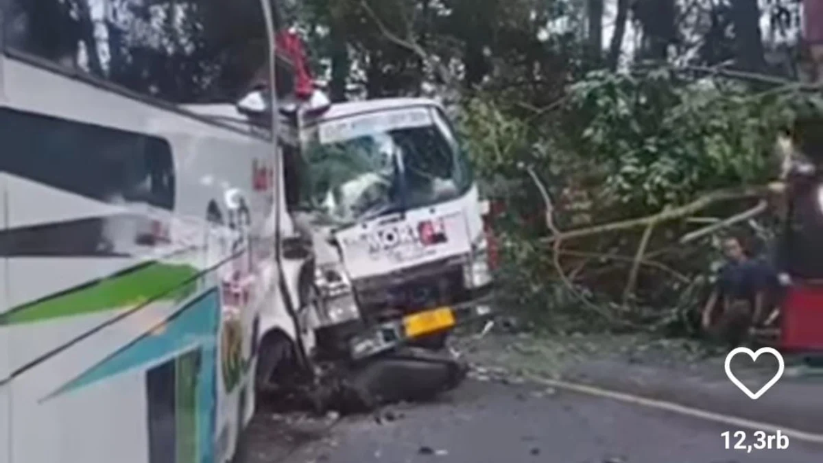 Ist. Potongan vidio salah satu insiden lakalantas di Jalan Raya Cianjur- Cipanas, Kabupaten Cianjur yang terjadi pada Sabtu, (15/3) pagi tadi. Dok istimewa.