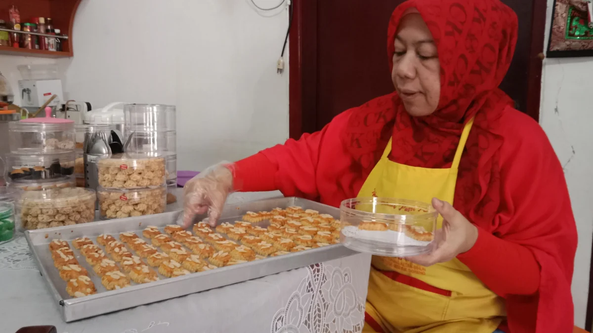 Tintun Martini, Owner Tintun's Cookies saat Sedang Packing Kue Lebaran di Kediamannya. (Mong / Jabar Ekspres)