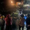 Jembatan penghubung antar kampung di Desa Nyalindung, Kecamatan Cipatat, Bandung Barat, nyaris ambruk terbawa banjir. Sabtu (15/3). Dok Jabar Ekspres/Suwitno