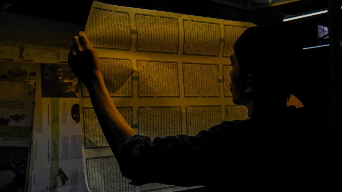 Pekerja melakukan pengecekan lembar Al Quran di percetakan Syaamil Quran di Jalan Babakan Sari, Kota Bandung, Sabtu (15/3). Foto: Dimas Rachmatsyah / Jabar Ekspres