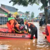Empat Desa di Cimanggung Sumedang terendam Banjir, Tim SAR lakukan evakuasi.
