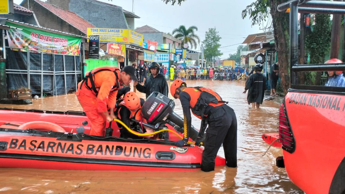 Empat Desa di Cimanggung Sumedang terendam Banjir, Tim SAR lakukan evakuasi.