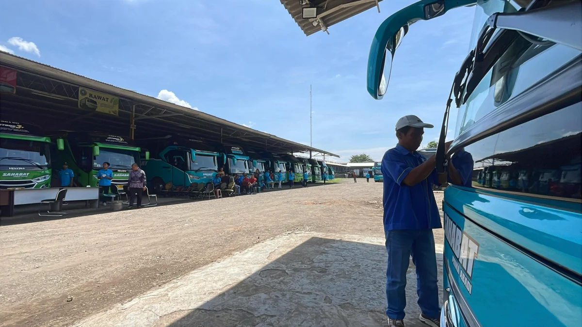Salah satu perusahan PO Bus yang terdampak akibat adanya kebijakan larangan atau pembatasan study tour, PT Sahabat Prima Abadi di Kecamatan Katapang, Kabupaten Bandung. Foto Agi / Jabar Ekspres