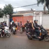 Sejumlah warga berada di depan pabrik PT Adira Semesta Industry wilayah Desa Sindanggalih, Kecamatan Cimanggung, Kabupaten Sumedang. (Yanuar/Jabar Ekspres)