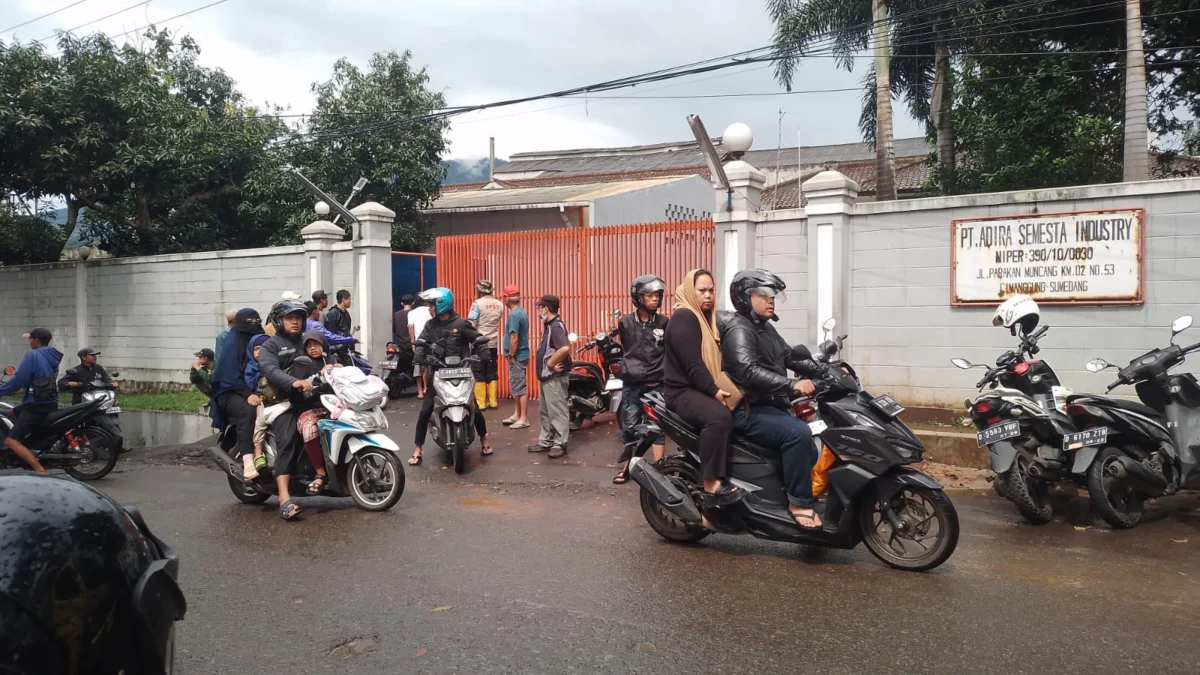 3 Pekerja Diduga Meninggal di Pabrik, Disnakertrans Sumadeng akan Datangi PT Adira Semesta Industry Sejumlah warga berada di depan pabrik PT Adira Semesta Industry wilayah Desa Sindanggalih, Kecamatan Cimanggung, Kabupaten Sumedang. (Yanuar/Jabar Ekspres)