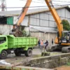 Pengerukan sungai untuk mengurai banjir di Cimanggung.