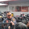 Kasat Reskrim Polres Sumedang, AKP Uyun Saeful Uyun saat diwawancarai awak media di area pabrik terkait kematian 3 pekerja PT Adira Semesta Industry, Kecamatan Cimanggung, Sumedang. (Yanuar Baswata/Jabar Ekspres)