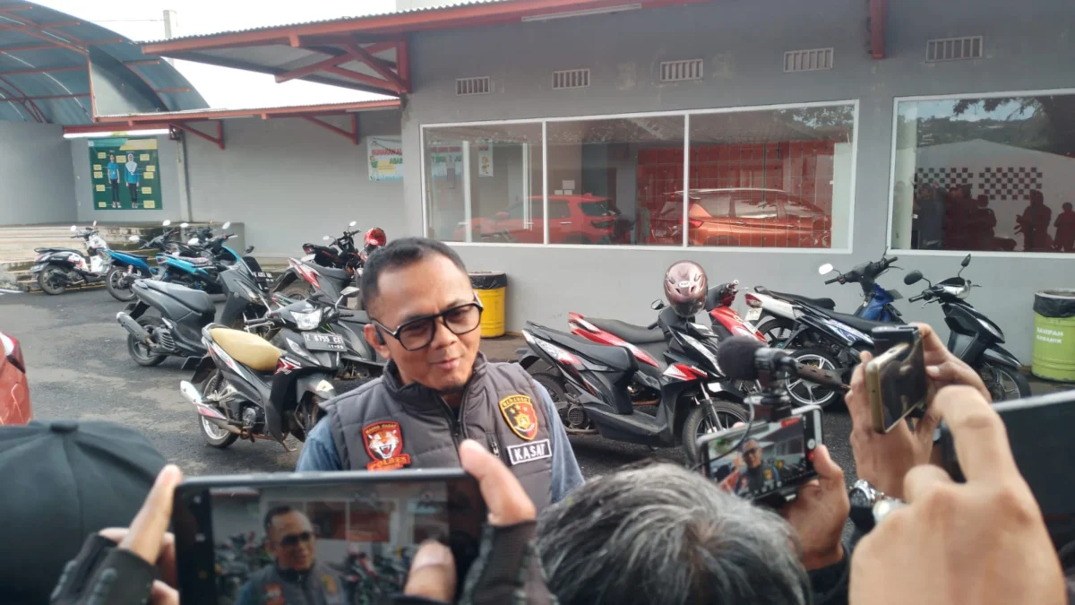 3 Pekerja PT Adira Semesta Industry Diduga Tewas di Sumur Limbah, Polres Sumedang Lakukan Pendalaman Kasat Reskrim Polres Sumedang, AKP Uyun Saeful Uyun saat diwawancarai awak media di area pabrik terkait kematian 3 pekerja PT Adira Semesta Industry, Kecamatan Cimanggung, Sumedang. (Yanuar Baswata/Jabar Ekspres)