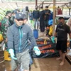 Tim SAR Gabungan saat melakukan proses evakuasi tiga pekerja PT Adira Semesta Industry yang meninggal tenggelam di sumur limbah pabrik, wilayah Desa Sindanggalih, Kecamatan Cimanggung, Kabupaten Sumedang. (Kantor SAR Bandung for Jabar Ekspres)