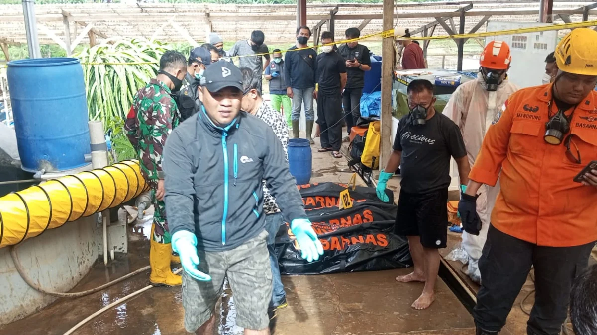Tim SAR Gabungan saat melakukan proses evakuasi tiga pekerja PT Adira Semesta Industry yang meninggal tenggelam di sumur limbah pabrik, wilayah Desa Sindanggalih, Kecamatan Cimanggung, Kabupaten Sumedang. (Kantor SAR Bandung for Jabar Ekspres)