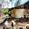 Sungai Cimeta meluap merusak sejumlah rumah di Desa Nyalindung, Kecamatan Cipatat, Bandung Barat. Minggu (16/3). Dok Jabar Ekspres/Suwitno