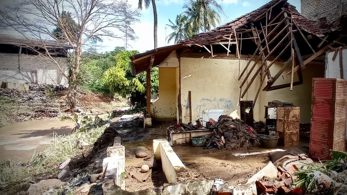 Sungai Cimeta meluap merusak sejumlah rumah di Desa Nyalindung, Kecamatan Cipatat, Bandung Barat. Minggu (16/3). Dok Jabar Ekspres/Suwitno