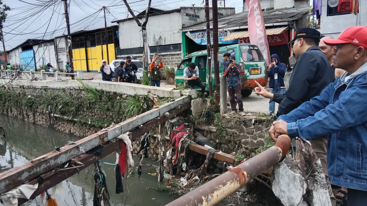Wakil Wali Kota Cimahi, Adithia Yudhistira saat Meninjau Lokasi Banjir di RW 02, Sasak Golkar, Kelurahan Melong, Cimahi Selatan (Mong)