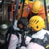 Tim SAR Gabungan saat melakukan proses evakuasi tiga pekerja PT Adira Semesta Industry yang meninggal tenggelam di sumur limbah pabrik, wilayah Desa Sindanggalih, Kecamatan Cimanggung, Kabupaten Sumedang. (Kantor SAR Bandung for Jabar Ekspres)