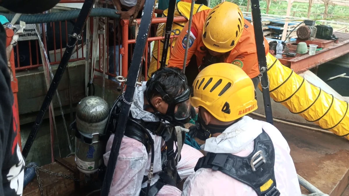 Tim SAR Gabungan saat melakukan proses evakuasi tiga pekerja PT Adira Semesta Industry yang meninggal tenggelam di sumur limbah pabrik, wilayah Desa Sindanggalih, Kecamatan Cimanggung, Kabupaten Sumedang. (Kantor SAR Bandung for Jabar Ekspres)