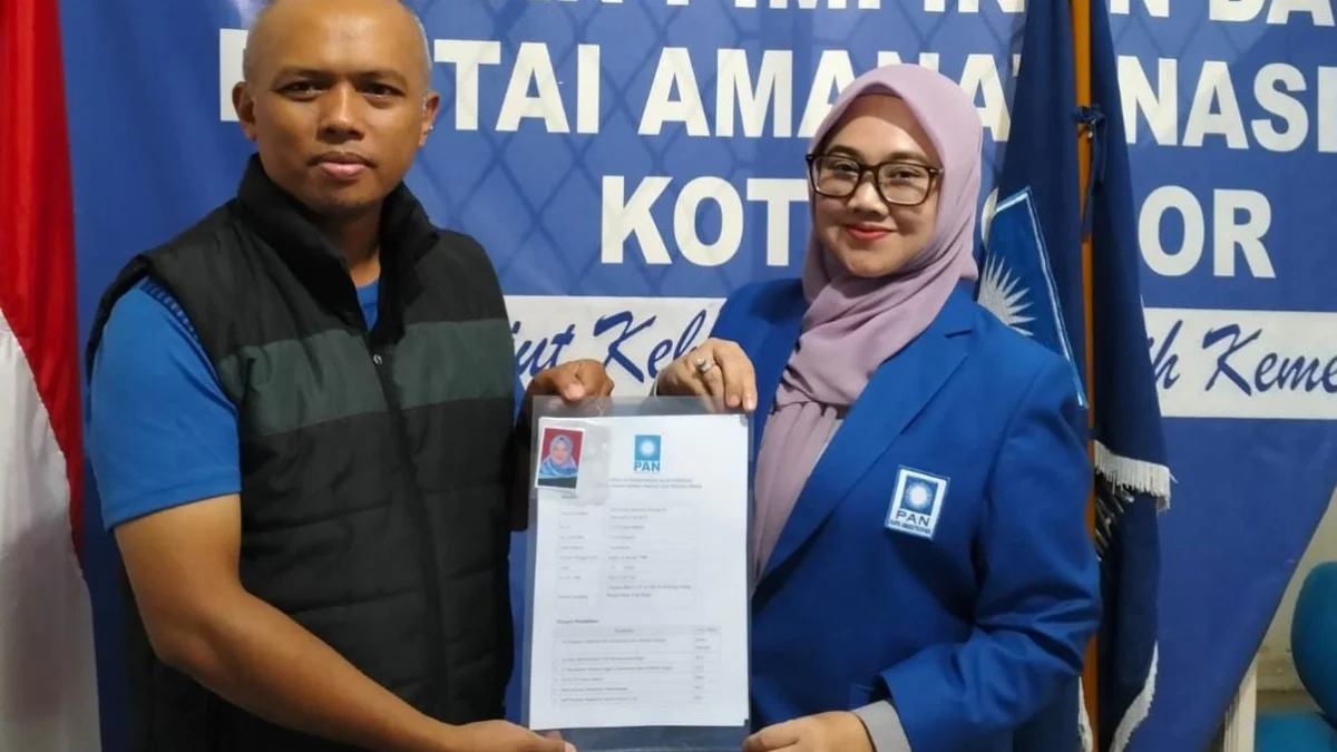 Zakiyah Ramaikan Bursa Ketua DPD PAN Kota Bogor Zakiyatul Fikriyah Al Aslamiyah saat menyerahkan berkas pendaftaran Pemilihan Ketua DPD PAN Kota Bogor, Senin (17/3). (Yudha Prananda / Jabar Ekspres)