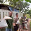 Sejumlah warga bersama setiap unsur instansi sedang lakukan aksi gotongroyong menambal tanggul Sungai Cimande yang jebol di wilayah Desa Sindanggalih, Kecamatan Cimanggung, Kabupaten Sumedang.