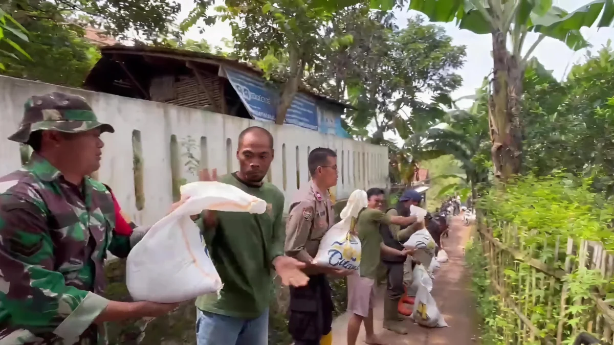 Sejumlah warga bersama setiap unsur instansi sedang lakukan aksi gotongroyong menambal tanggul Sungai Cimande yang jebol di wilayah Desa Sindanggalih, Kecamatan Cimanggung, Kabupaten Sumedang.