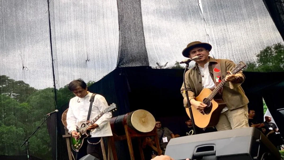 Group band Padi Reborn saat hadir meriahkan acara Coklat Kita Ngabuburit 2025, di Alun-alun Subang, Minggu (16/3). (Sadam Husen / JE)