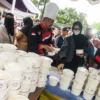 Ratusan warga antre mengambil nasi kebuli untuk buka puasa bersama dalam acara pembagian 1000 porsi nasi kebuli di Masjid At-Taqwa KPAD Gegerkalong, Kota Bandung, Selasa (18/3). Foto: Dimas Rachmatsyah / Jabar Ekspres