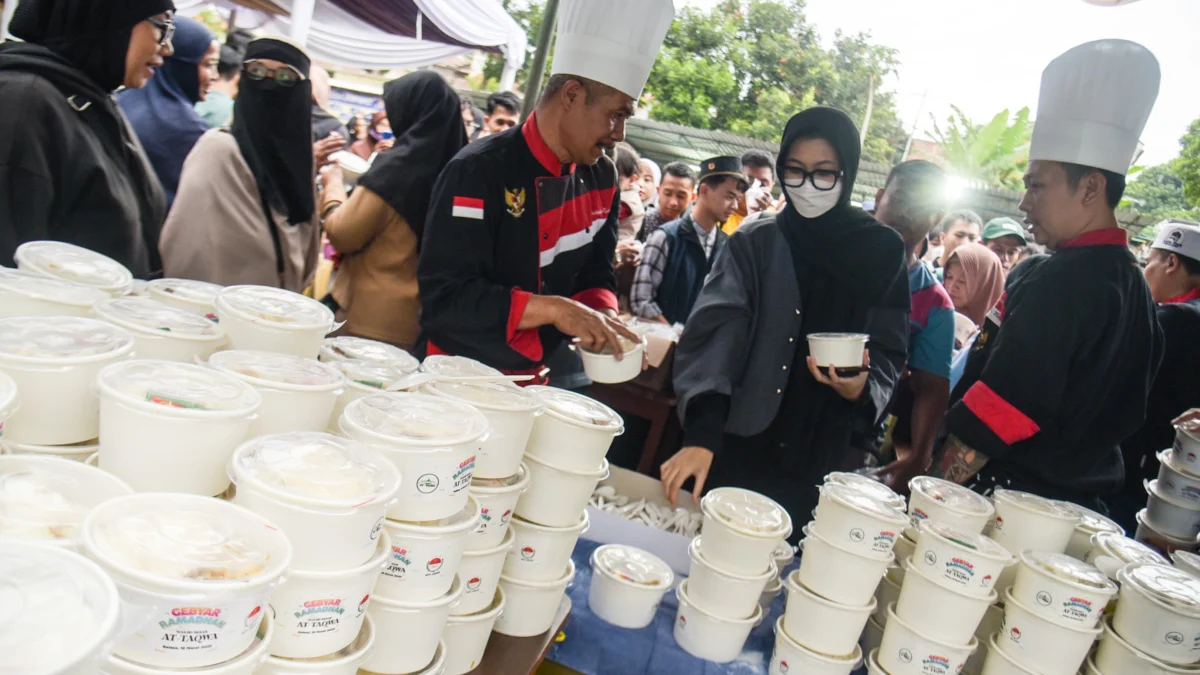 Asosiasi Chef Indonesia Bagikan 1.000 Porsi Nasi Kebuli dan Bryni di Gerlong Ratusan warga antre mengambil nasi kebuli untuk buka puasa bersama dalam acara pembagian 1000 porsi nasi kebuli di Masjid At-Taqwa KPAD Gegerkalong, Kota Bandung, Selasa (18/3). Foto: Dimas Rachmatsyah / Jabar Ekspres