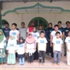 Telkom Wujudkan Tanggung Jawab ESG di Desa Banyuasin Lewat Sobat Aksi BUMN 2025 Relawan Program "Sobat Aksi BUMN 2025" bersama dengan 12 anak yatim dari Desa Banyuasin pada program "Sobat Aksi BUMN 2025" di Desa Banyuasin, Kecamatan Riau Silip, Kabupaten Bangka, Kepulauan Bangka Belitung yang berlangsung pada Sabtu (15/3).
