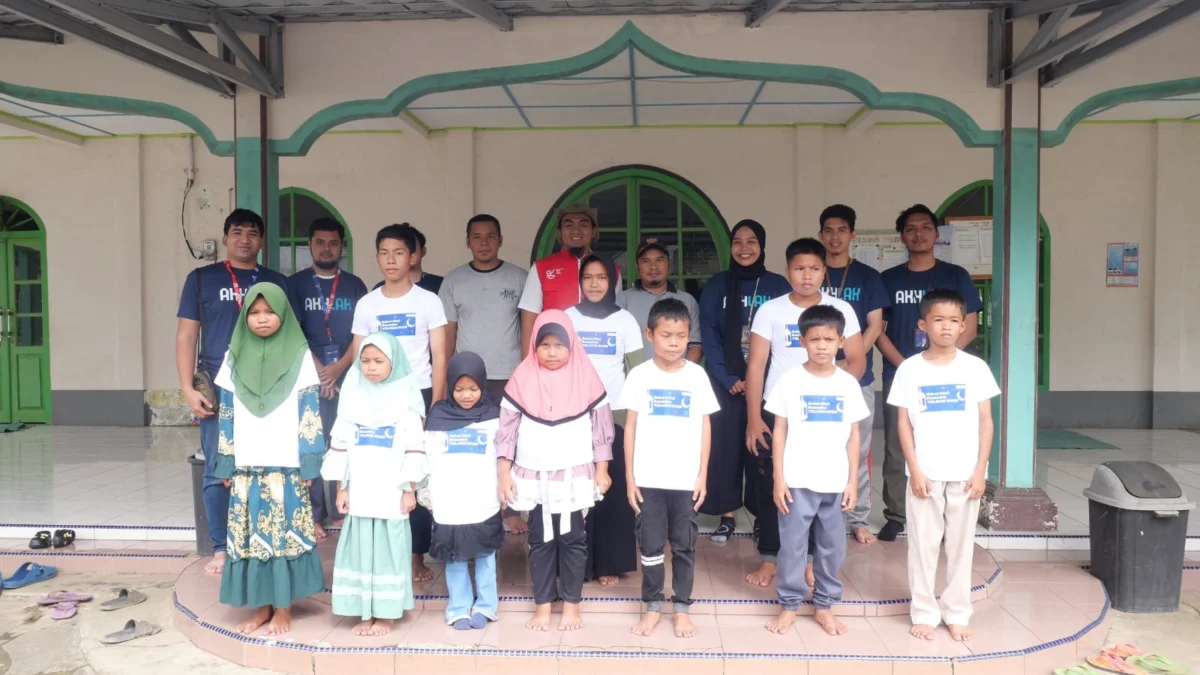 Relawan Program "Sobat Aksi BUMN 2025" bersama dengan 12 anak yatim dari Desa Banyuasin pada program "Sobat Aksi BUMN 2025" di Desa Banyuasin, Kecamatan Riau Silip, Kabupaten Bangka, Kepulauan Bangka Belitung yang berlangsung pada Sabtu (15/3).
