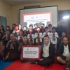 CEO NeutraDC, Andreuw Th.A.F (ketiga kanan - bawah) saat sesi penyerahan secara simbolis pemberian hibah teknologi yang diberikan kepada salah satu perwakilan guru Pasraman.