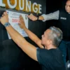 Wakil Wali Kota Bogor, Jenal Mutaqin didampingi Kasatpol PP Kota Bogor Agustian Syah melakukan penyegelan salah satu THM di wilayah Sukasari, Bogor Timur, Kamis (20/3) Dini Hari. (Yudha Prananda / Jabar Ekspres)