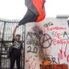 Sejumlah massa melakukan aksi unjuk rasa atas penetapan RUU TNI menjadi Undang-Undang di depan Gedung DPRD Jabar, Bandung, Kamis (20/3/2025). (Foto: Dimas / Jabar Ekspres)