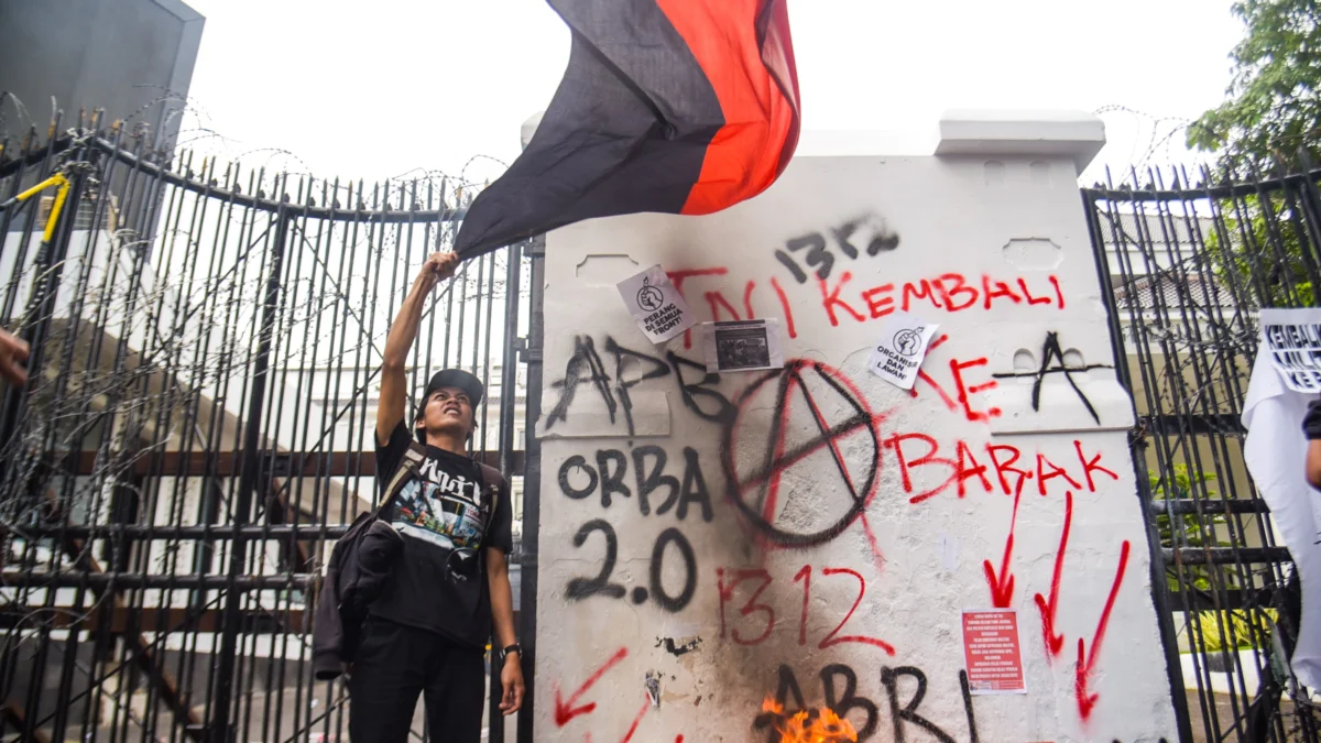 Sejumlah massa melakukan aksi unjuk rasa atas penetapan RUU TNI menjadi Undang-Undang di depan Gedung DPRD Jabar, Bandung, Kamis (20/3/2025). (Foto: Dimas / Jabar Ekspres)
