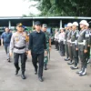 Wali Kota Bogor, Dedie A. Rachim saat mengecek persiapan jajaran petugas Operasi Ketupat Lodaya 2025 di Markas Kodim 0606 Kota Bogor, Kamis (20/3) Sore. (Yudha Prananda / Jabar Ekspres)