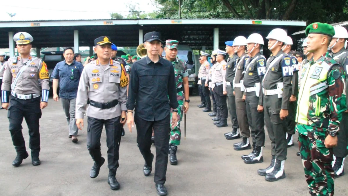 Wali Kota Bogor, Dedie A. Rachim saat mengecek persiapan jajaran petugas Operasi Ketupat Lodaya 2025 di Markas Kodim 0606 Kota Bogor, Kamis (20/3) Sore. (Yudha Prananda / Jabar Ekspres)
