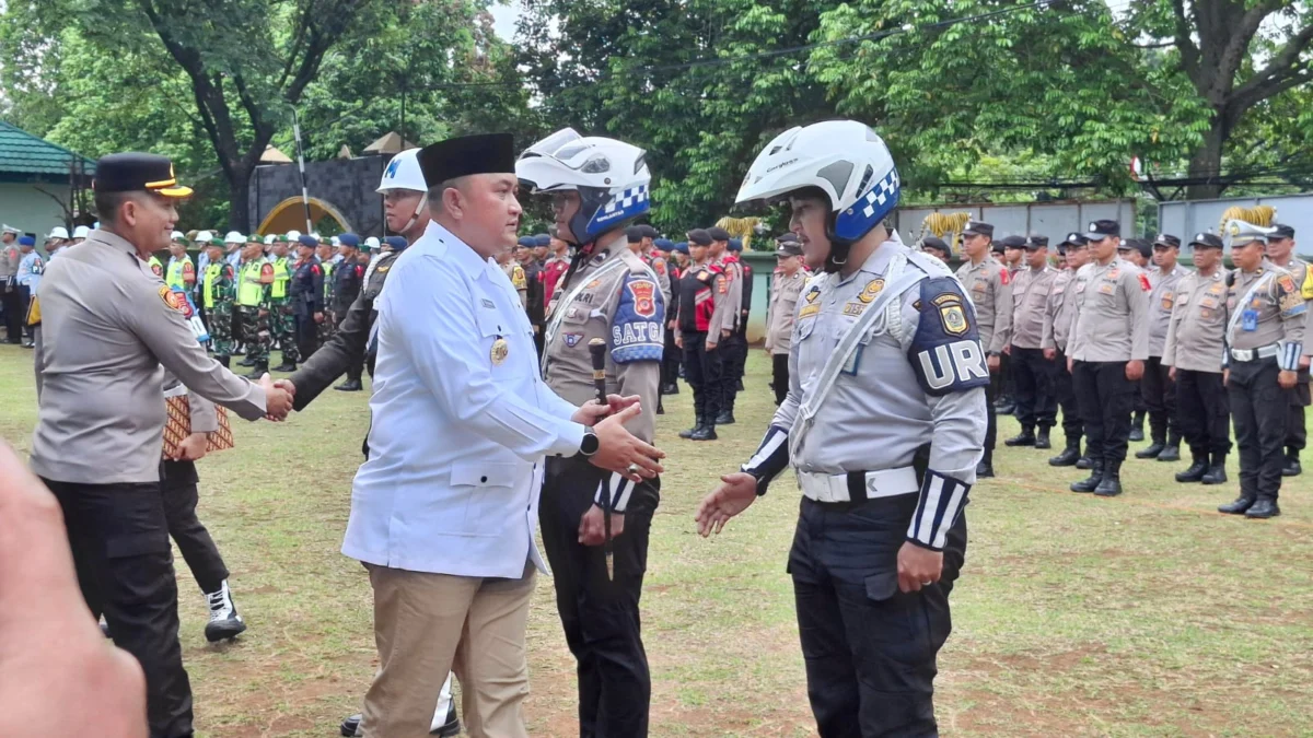 Bupati Bogor Rudy Susmanto bersama Kapolres Bogor AKBP Rio Wahyu Anggoro saat menyambangi personel gabungan. Foto : Sandika /Jabar Ekspres