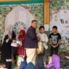 Plt Asisten Kesejahteraan Masyarakat Pemerintah Kota Cimahi, Muhammad Ronny saat Berikan Santunan di MI Baiturrahman Cibeber Kota Cimahi (Mong)