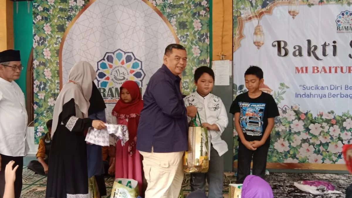 Plt Asisten Kesejahteraan Masyarakat Pemerintah Kota Cimahi, Muhammad Ronny saat Berikan Santunan di MI Baiturrahman Cibeber Kota Cimahi (Mong)