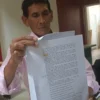 Sang ahli waris atas sebidang tanah di wilayah Desa Tenjolaya, Kecamatan Cicalengka, Kabupaten Bandung dari pihak keluarga Oce Rumnasih, yakni Handi Burhan (55).