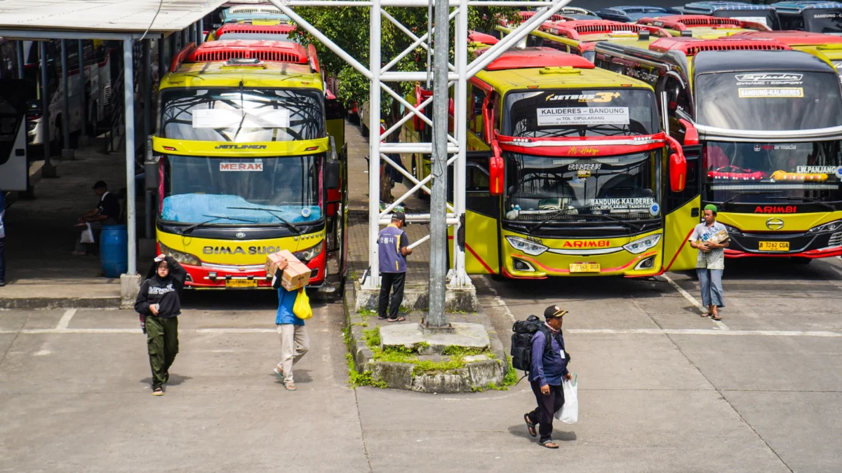 Calon penumpang berjalan menuju bus antar kota di Terminal Leuwipanjang, Kota Bandung, Jum'at (21/3). Foto: Dimas Rachmatsyah / Jabar Ekspres