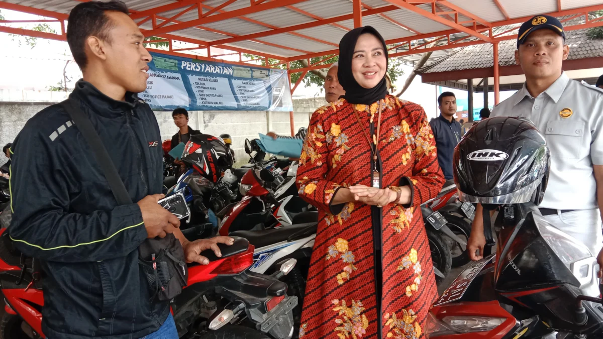 Kepala Pusat Pengelolaan Pendapatan Wilayah Kota Cimahi, Reni Astati saat Meninjau Pelaksanaan Pemutihan Pajak Kendaraan (Mong)