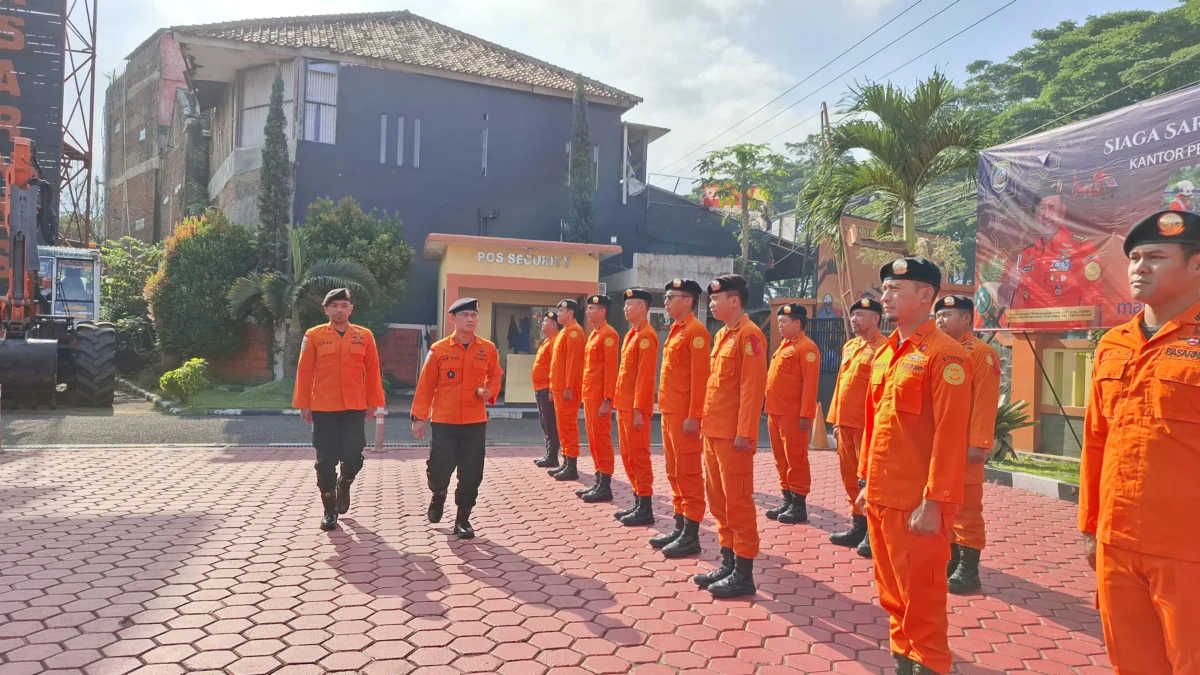 Sejumlah anggota Basarnas Kantor SAR Bandung saat laksanakan Siaga SAR Khusus Lebaran 2025, wilayah Kecamatan Cimanggung, Kabupaten Sumedang. (Kantor SAR Bandung for Jabar Ekspres)