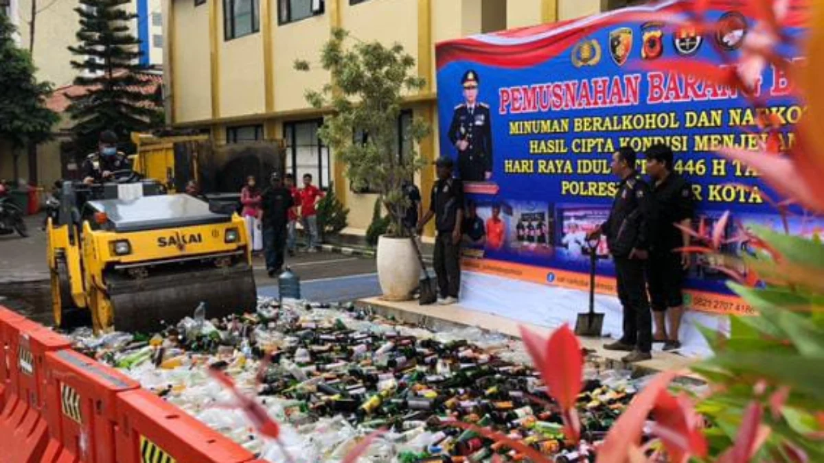 Polresta Bogor musnahkan barang bukti miras dan narkotika sabu, Jumat (21/3). (Yudha Prananda / Jabar Ekspres)