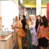 Ketua Dekranasda sekaligus Ketua Tim Penggerak Pemberdayaan Kesejahteraan Keluarga (TP PKK) Kota Bogor, Yantie Rachim (Tengah) saat menghadiri Beauty Days Out (BDO): Beauty Expo 2025 di IICC Botani Square, Kota Bogor pada Jumat (21/3). (Yudha Prananda / Jabar Ekspres)