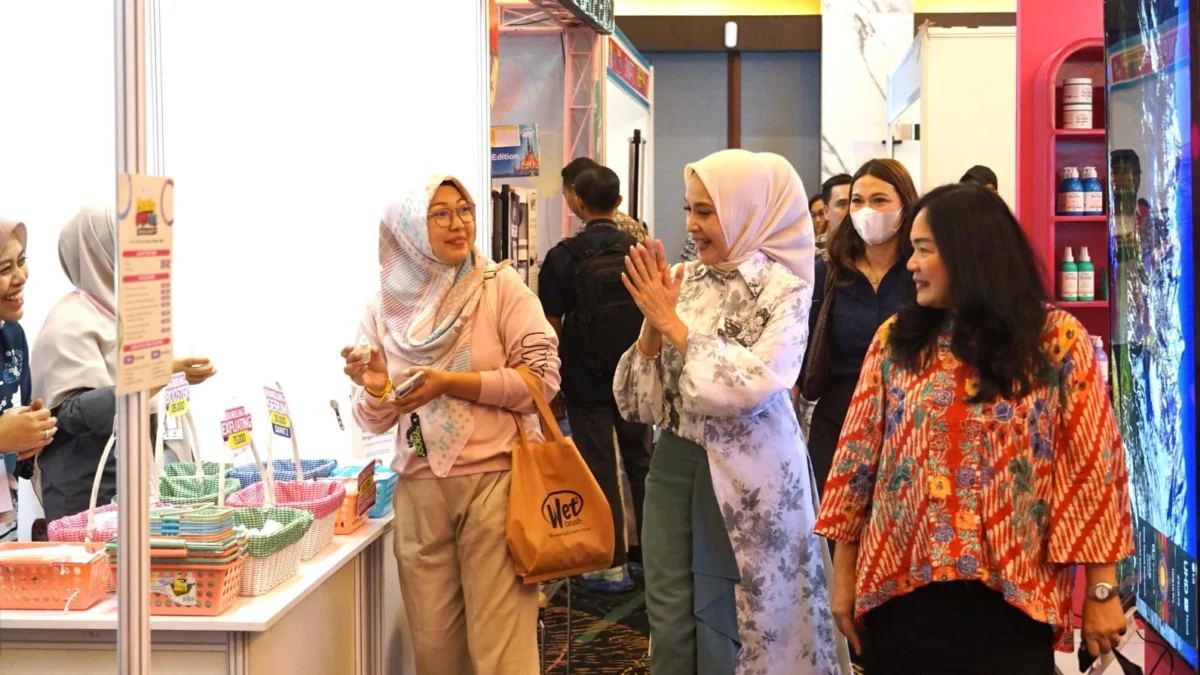 Beauty Expo 2025 Kota Bogor Dorong Perkembangan Industri Kecantikan Lokal Ketua Dekranasda sekaligus Ketua Tim Penggerak Pemberdayaan Kesejahteraan Keluarga (TP PKK) Kota Bogor, Yantie Rachim (Tengah) saat menghadiri Beauty Days Out (BDO): Beauty Expo 2025 di IICC Botani Square, Kota Bogor pada Jumat (21/3). (Yudha Prananda / Jabar Ekspres)
