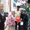 Bupati Bogor Rudy Susmanto bersama Ketua Panitia, Sandika Fadilah saat memberikan bantuan sembako kepada santri tunanetra. (Jabar Ekspres)