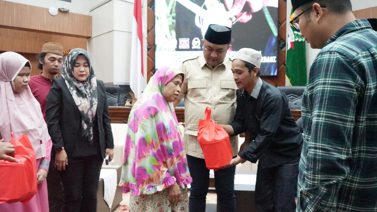 Bupati Bogor Rudy Susmanto bersama Ketua Panitia, Sandika Fadilah saat memberikan bantuan sembako kepada santri tunanetra. (Jabar Ekspres)