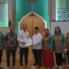 Penyerahan sertifikat halal vaksin BCG produk Bio Farma oleh Kepala BPJPH, Ahmad Haikal Hassan (tengah) kepada Direktur Utama Bio Farma, Shadiq Akasya (ketiga dari kiri)