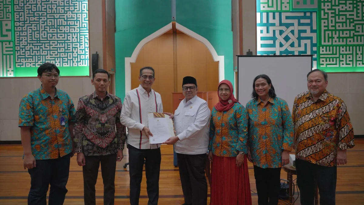 Penyerahan sertifikat halal vaksin BCG produk Bio Farma oleh Kepala BPJPH, Ahmad Haikal Hassan (tengah) kepada Direktur Utama Bio Farma, Shadiq Akasya (ketiga dari kiri)