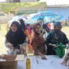 Sejumlah warga antri di pasar murah yang diselenggarakan oleh DPRD Jabar dan Bapanas.